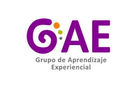 Logotipo de 'GAE Grupo de Aprendizaje Experiencial', creado por Clau Vidal Studio