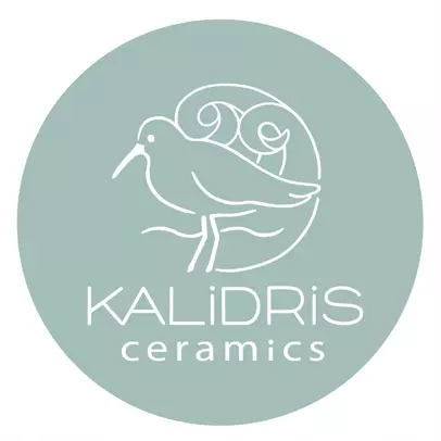 Logotipo redondo de 'Kalidris ceramics', con fondo turquesa y letras blancas, creado por Clau Vidal Studio
